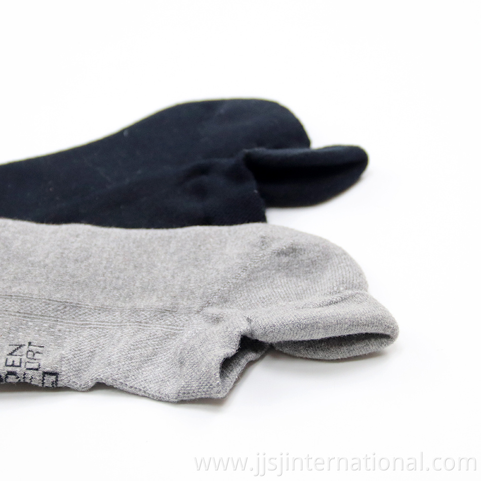 Sweat-absorbent and deodorant sports low-top socks